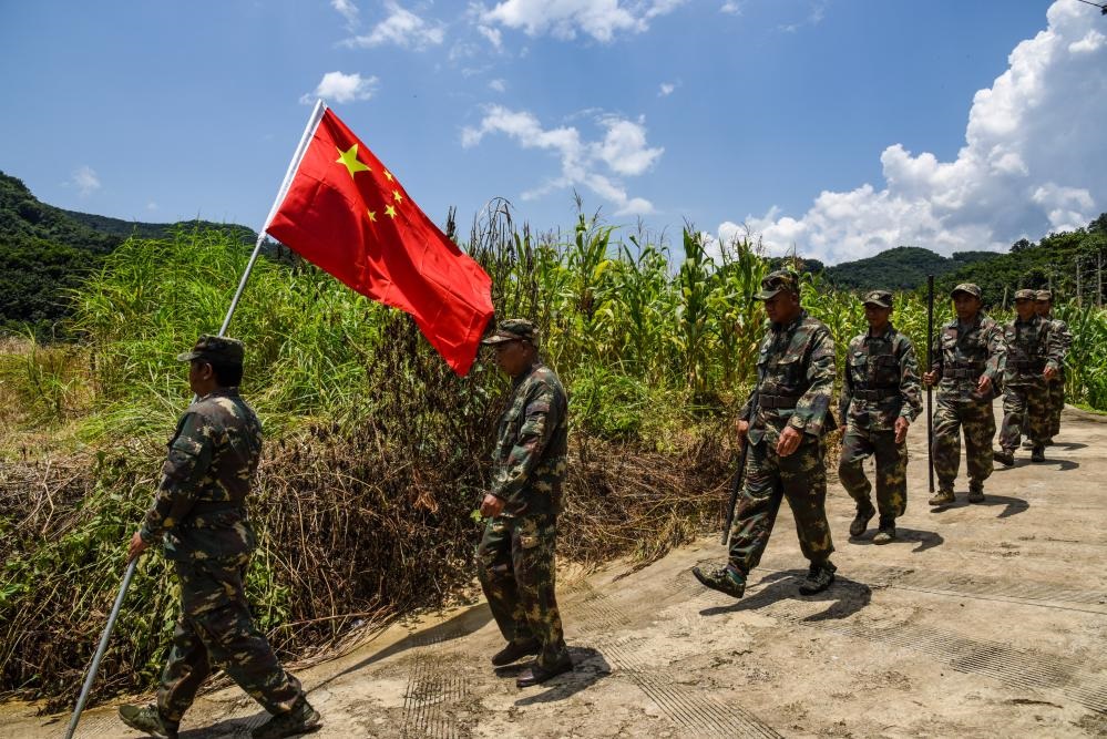 8月16日，老支書尼紅（左二）和班老鄉(xiāng)班搞村巡邊隊(duì)一起出發(fā)去巡邊。新華社記者吉哲鵬 攝