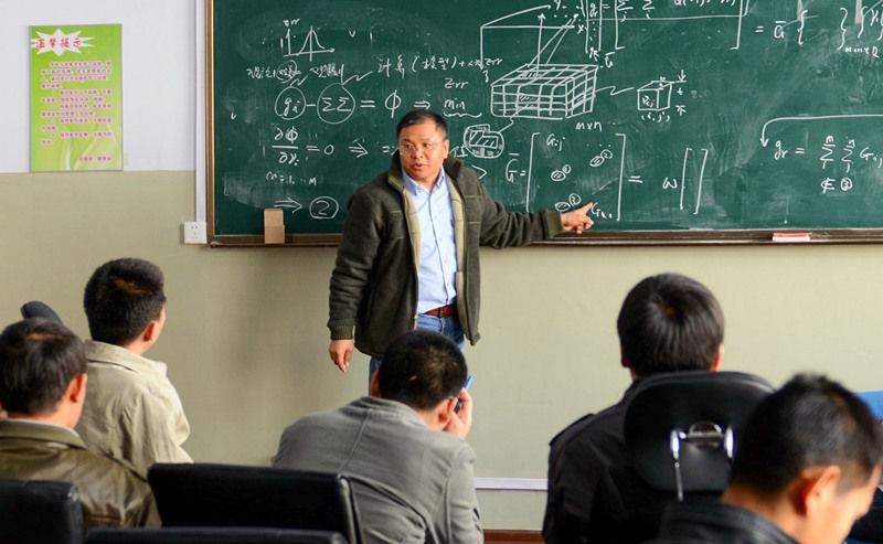 2011年4月，著名地球物理學(xué)家黃大年為學(xué)生們授課。