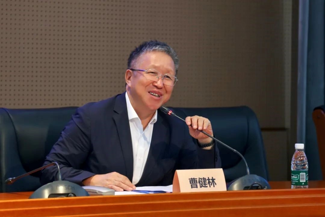 科技部原副部長、十三屆全國政協(xié)教科衛(wèi)體委員會(huì)副主任、現(xiàn)任季華實(shí)驗(yàn)室理事長、主任曹健林致辭。主辦方供圖