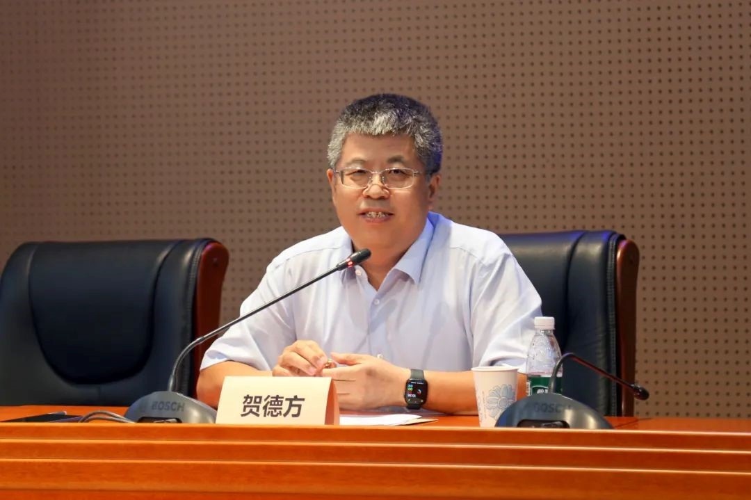 國務(wù)院參事、科技部原副秘書長、中國科技評(píng)估與成果管理研究會(huì)理事長賀德方致辭。主辦方供圖