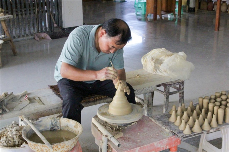 陶器是人類社會由舊石器時代發(fā)展到新石器時代的標志之一，也是人類由野蠻走向文明的標志，承載著人類成長進步的記憶。陶藝一條街上，母氏陶藝館內，空氣中彌漫著陶土的芬芳。非遺傳承人母先才展示制陶技術，他神情專注、心無旁騖地打磨手中的陶坯，手中的泥土在旋轉的陶輪上漸漸成型。與土陶相伴近40年的母先才堅守初心，傳承土陶技藝是他作為貴州省級非遺花茂土陶傳承人的“執(zhí)念”與責任。（俄羅斯《俄羅斯報》視覺內容部副主編阿爾圖爾·杰魯諾夫攝）