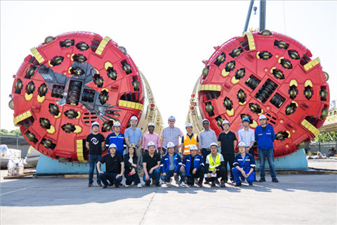 中外員工在盾構機前合影。中國電建供圖