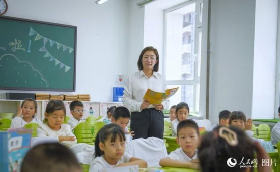 9月9日，黑龍江省哈爾濱市花園小學(xué)，語文老師正在給二年級小學(xué)生們上課。人民網(wǎng)記者 張哲鑫攝