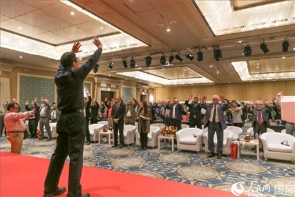 孫武權(quán)現(xiàn)場表演中醫(yī)傳統(tǒng)功法易筋經(jīng)。人民網(wǎng)記者黃培昭攝