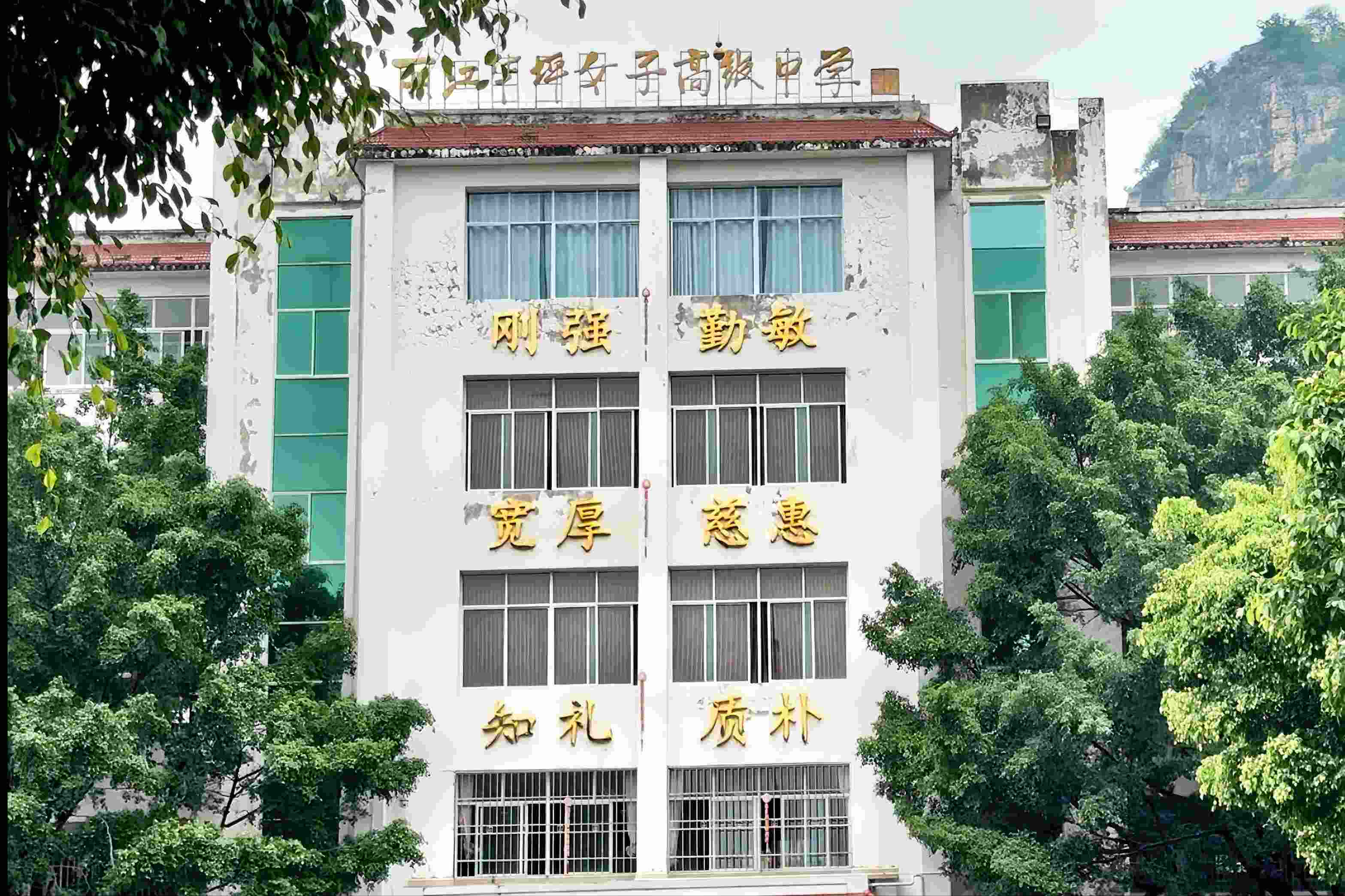 華坪女高教學(xué)樓。人民網(wǎng)記者 劉微攝