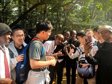 支隊成員與當?shù)貙W(xué)生熱情交流 黃文杰攝