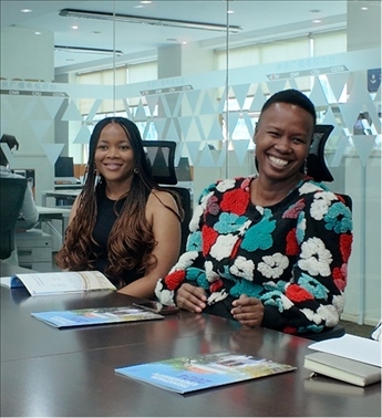 支隊成員在CGTN非洲總站與當?shù)赜浾呓涣?。穆瑞瑩攝