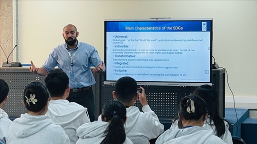 聯(lián)合國內(nèi)羅畢辦事處的工作人員為支隊成員講解可持續(xù)發(fā)展目標。林源攝