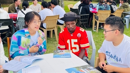 支隊成員在青年論壇上與世界各地的志愿者交流。 林源攝