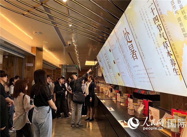2. 日中友好協(xié)會青年代表團一行學(xué)習(xí)24節(jié)氣養(yǎng)生知識。（人民網(wǎng)記者陳思 攝）