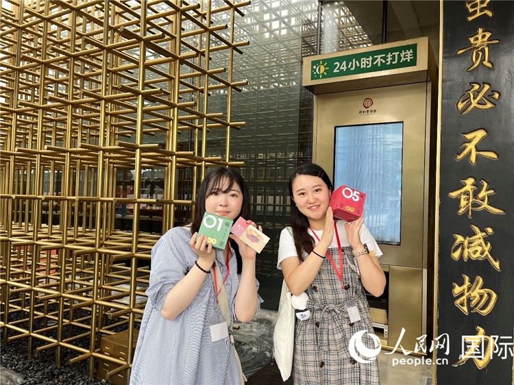 5. 代表團團員展示通過無人售藥機購買的盲盒。（人民網(wǎng)記者陳思 攝）