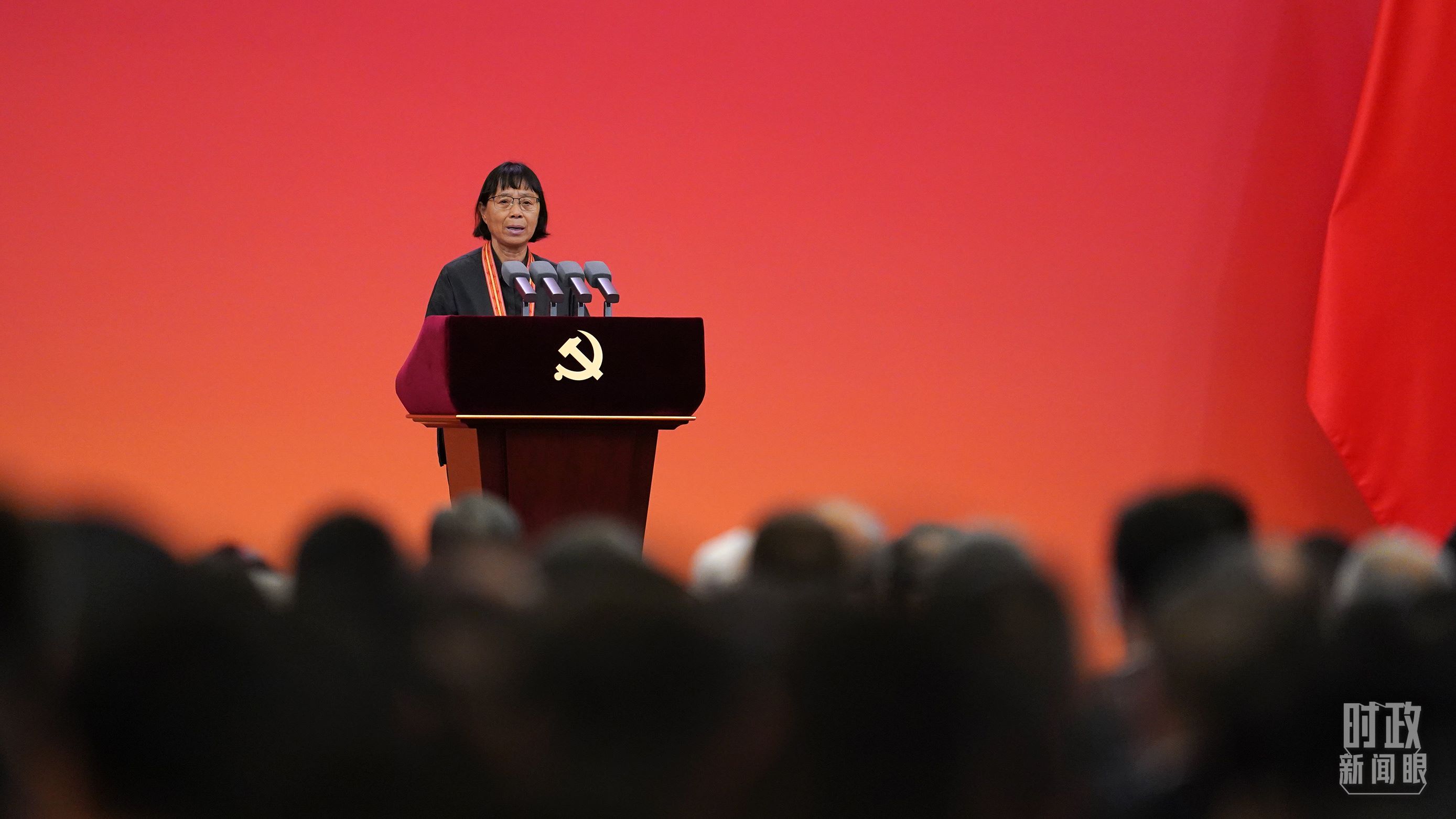  △2021年6月，幫助數(shù)千名貧困山區(qū)女孩圓夢大學的人民教師張桂梅，代表“七一勛章”獲得者發(fā)言。（總臺國廣記者李晉拍攝）