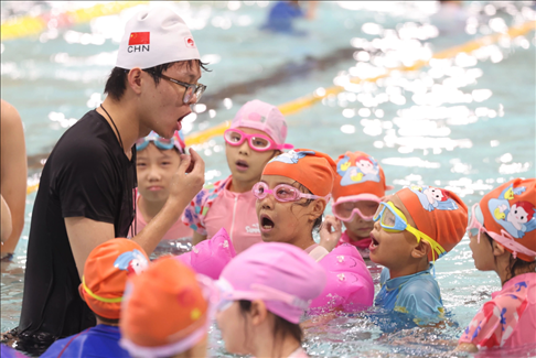 今年8月，杭州青少年活動(dòng)中心與共青團(tuán)杭州市濱江區(qū)委聯(lián)合主辦2024年“小候鳥(niǎo)”體育夏令營(yíng) 杭州青少年活動(dòng)中心供圖
