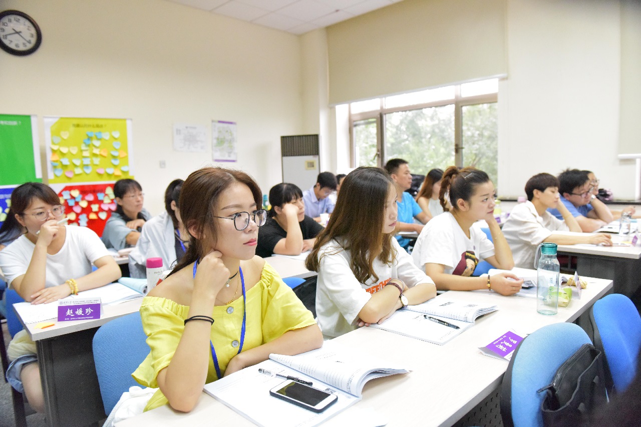 2018年8月，浦江縣實(shí)驗(yàn)小學(xué)教育集團(tuán)、浦陽(yáng)二小教育集團(tuán)組織骨干教師到清華大學(xué)研學(xué)（資料圖片）