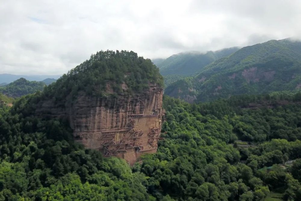 麥積山石窟全景。新華社記者 范培珅 攝
