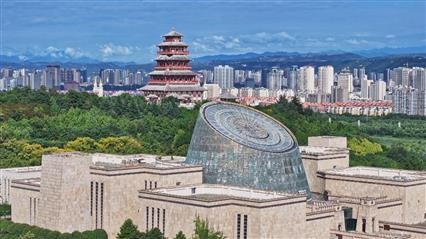 △寶雞青銅器博物院建筑外形運用高臺門闕、青銅厚土的建筑語言，氣勢恢宏，厚重威嚴。（總臺央視記者范凱拍攝）