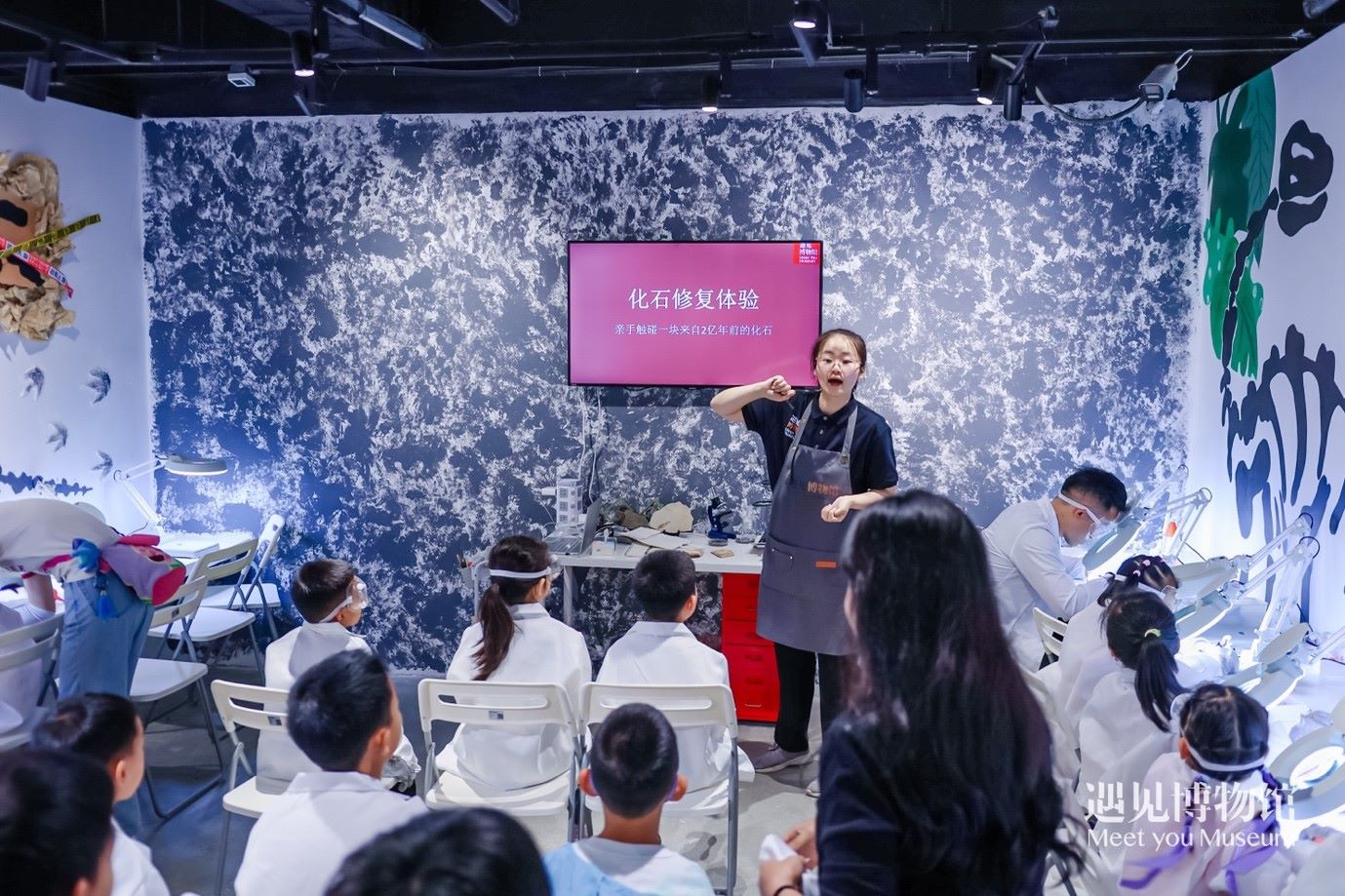 3. 小朋友們在“2億年的地球記憶——恐龍化石特展”體驗當(dāng)“小小科學(xué)家”。遇見博物館供圖