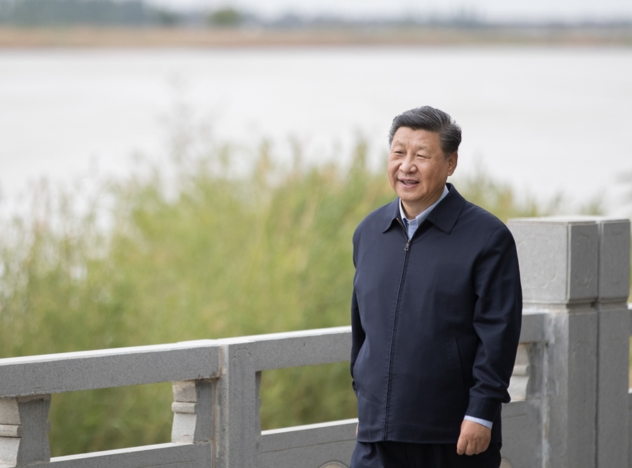 2020年6月8日，中共中央總書記、國(guó)家主席、中央軍委主席習(xí)近平在寧夏黃河吳忠市城區(qū)段了解加強(qiáng)黃河流域生態(tài)保護(hù)情況。新華社記者 王曄 攝
