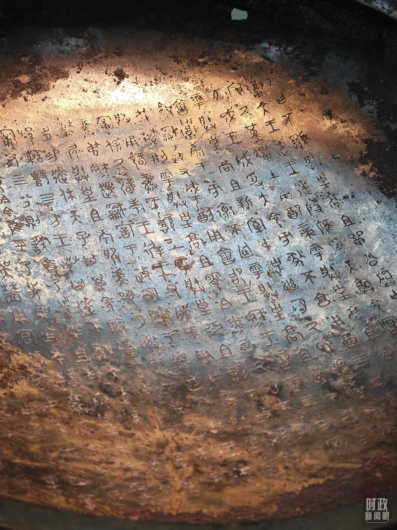 △ 寶雞青銅器博物院內(nèi)展陳——逨盤。（總臺央視記者丁欣、彭漢明拍攝）