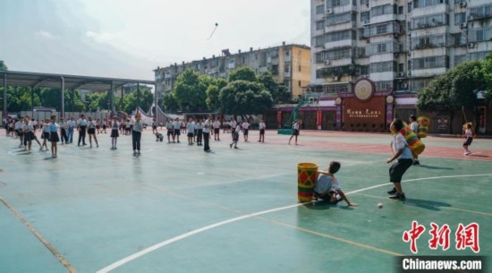 翠竹小學(xué)的學(xué)生在進(jìn)行拋繡球運(yùn)動(dòng)。歐惠蘭 攝