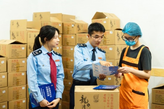 國家稅務(wù)總局平樂縣稅務(wù)局青年服務(wù)隊(duì)深入本土月餅生產(chǎn)銷售企業(yè)，精準(zhǔn)推送適用稅惠政策，為香甜的月餅增添“稅滋味”。任斯林?jǐn)z