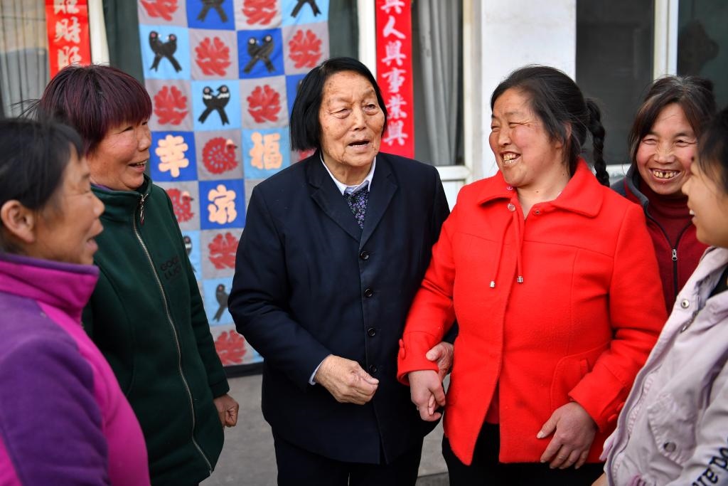 2019年3月23日，申紀(jì)蘭（左三）在山西省平順縣西溝村與村民分享全國兩會精神。新華社記者 曹陽 攝