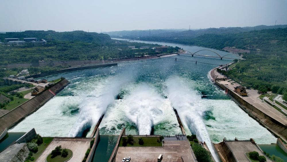 2023年6月21日，調(diào)水調(diào)沙清水下泄階段的小浪底水庫(kù)下泄基本為清水（無(wú)人機(jī)照片）。黃河調(diào)水調(diào)沙已實(shí)施22年，通過(guò)調(diào)水調(diào)沙，黃河下游河道主河槽得到全線(xiàn)沖刷，河床有明顯下降，行洪和過(guò)沙能力普遍提高。