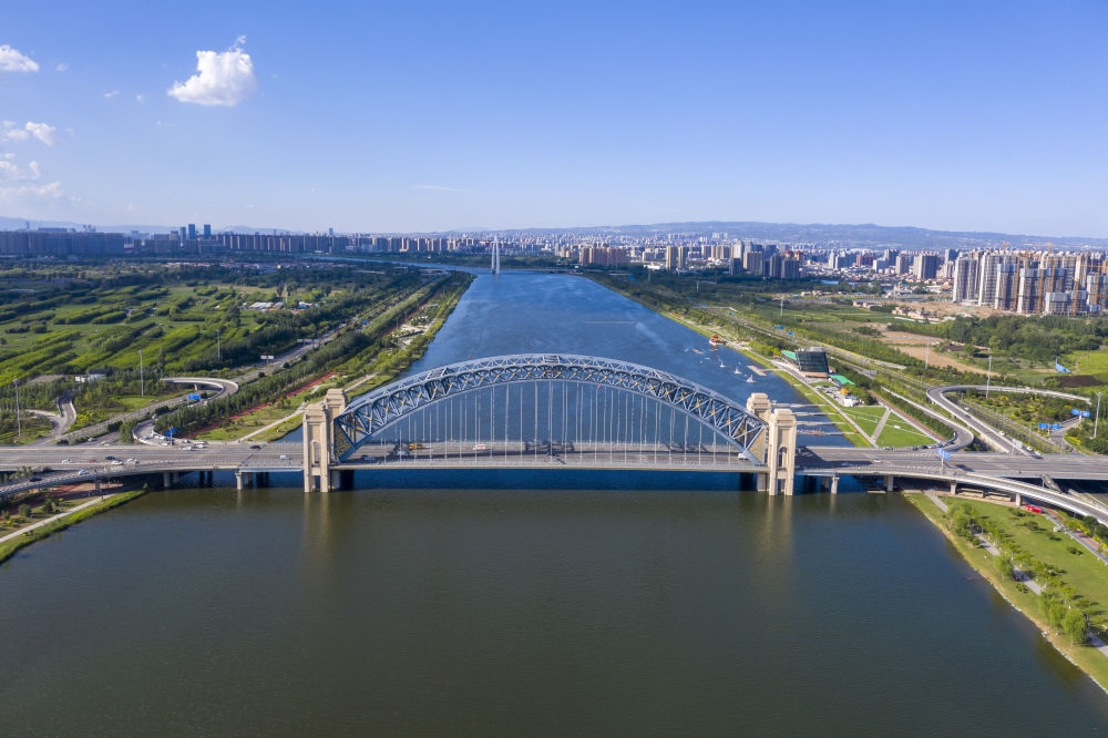 2024年6月7日在山西拍攝的汾河太原段晉陽(yáng)橋（無(wú)人機(jī)照片）。汾河是黃河第二大支流。近年來(lái)，當(dāng)?shù)赝ㄟ^(guò)源頭截污、雨污分流、生物治藻等措施推進(jìn)“一泓清水入黃河”工程。今年1月至6月，太原市境內(nèi)6個(gè)地表水國(guó)考斷面優(yōu)良水體比例達(dá)到100%。