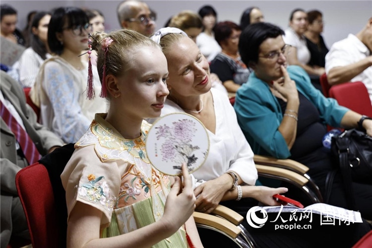 現(xiàn)在嘉賓觀(guān)看表演。傅永山攝