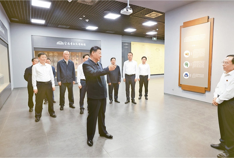 2024年9月10日，中共中央總書(shū)記、國(guó)家主席、中央軍委主席習(xí)近平在前往甘肅考察途中，來(lái)到陜西省寶雞市參觀寶雞青銅器博物院。 新華社記者 王曄/攝