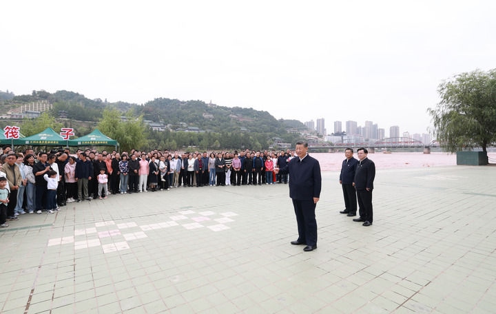 9月10日至13日，中共中央總書記、國家主席、中央軍委主席習近平在甘肅考察。這是11日下午，習近平在黃河蘭州中山橋段考察時，同在場的干部群眾親切交流。新華社記者 王曄 攝