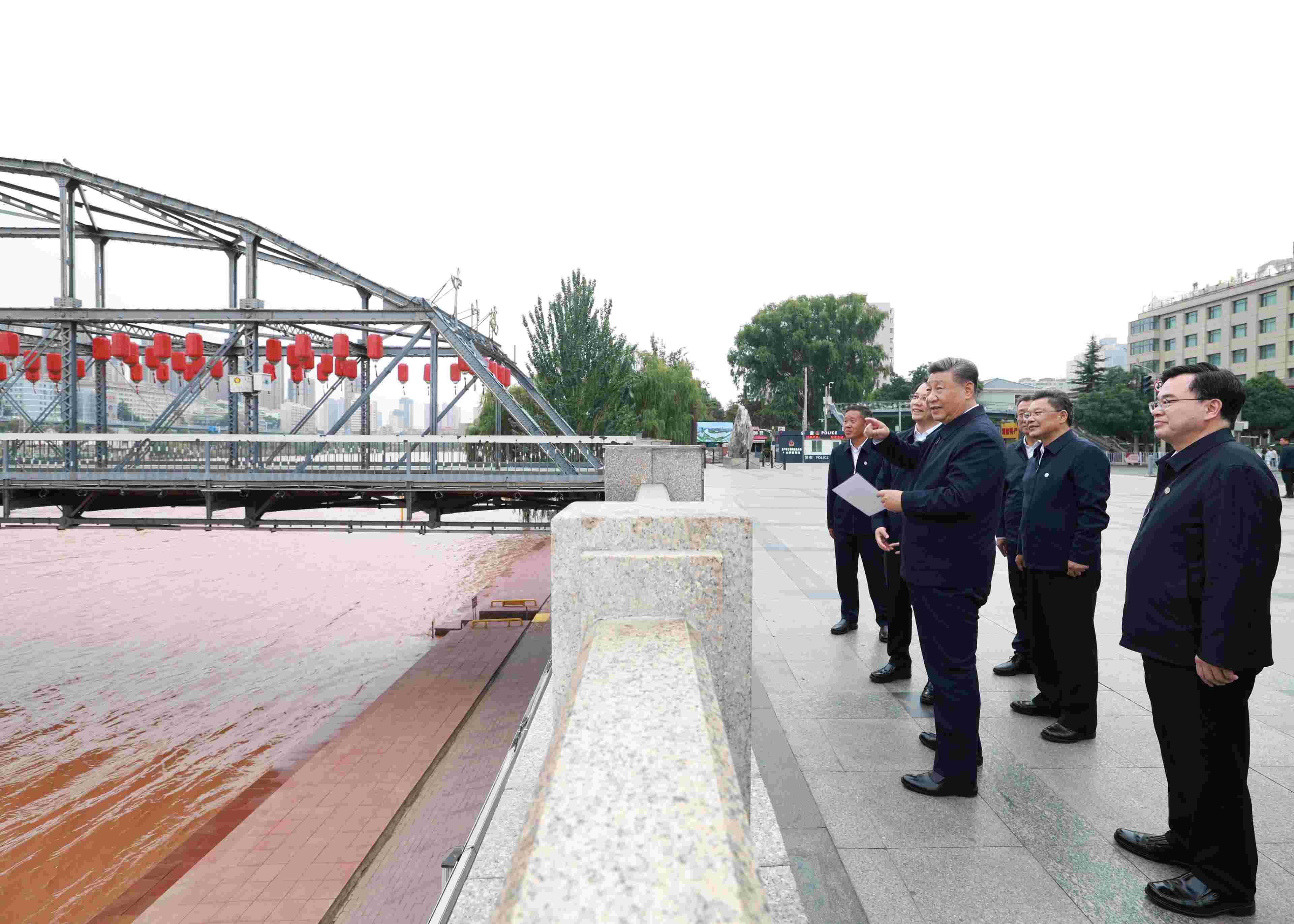 △ 2024年9月11日，習(xí)近平總書記來到甘肅省蘭州市黃河蘭州中山橋段，了解當(dāng)?shù)赝苿?dòng)黃河流域生態(tài)保護(hù)情況。