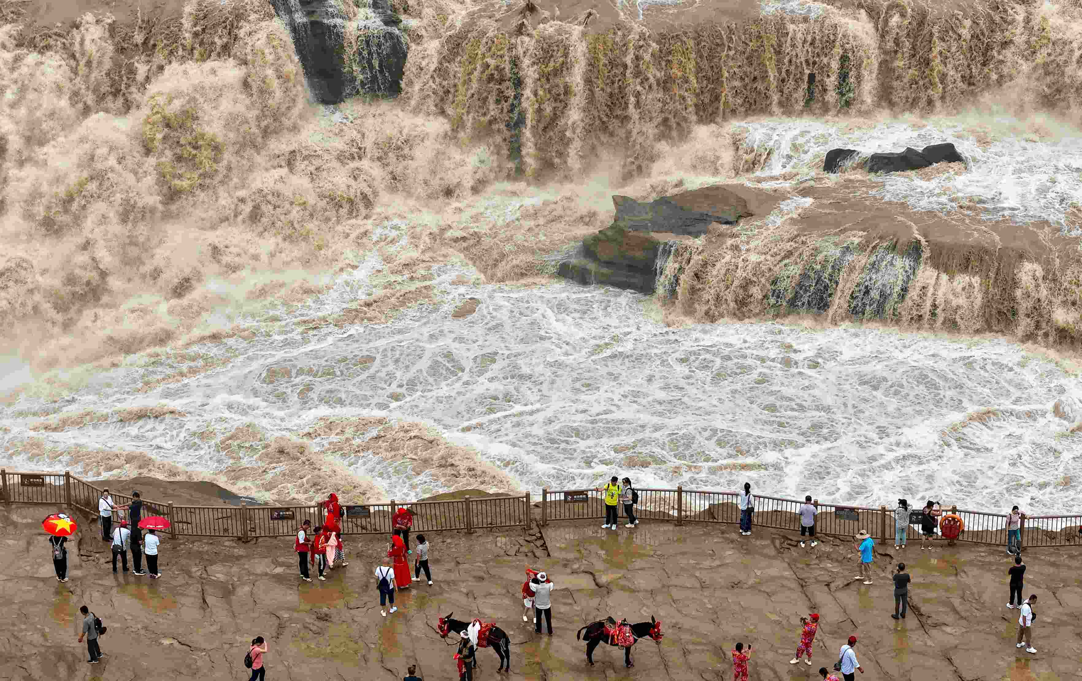 △9月9日，游客在黃河壺口瀑布景區(qū)游覽。