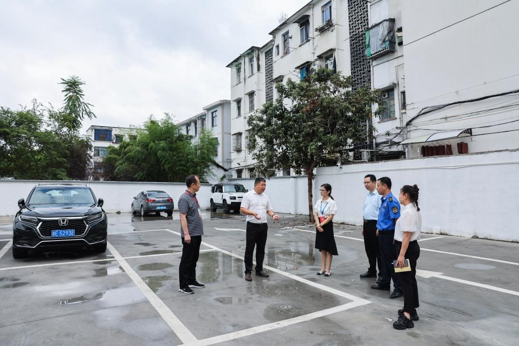 2024年9月11日，在浙江省湖州市，湖州吳興區(qū)人大代表、人大飛英街道工委代表及塔下街社區(qū)代表前往已改建的一處停車場進行實地調(diào)研，監(jiān)督該改建項目的完成情況。新華社記者 徐昱 攝