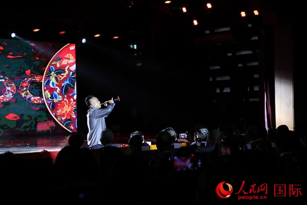 演出現(xiàn)場，演員帶來嗩吶獨(dú)奏《看秧歌》。人民網(wǎng)記者 楊一攝