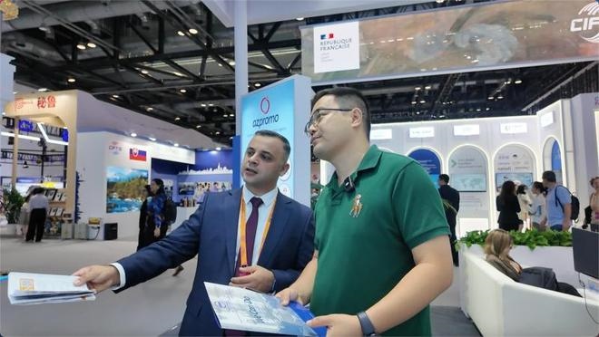 伊和·阿塔里扎德介紹阿塞拜疆產(chǎn)業(yè)園。人民網(wǎng)記者 楊倩攝