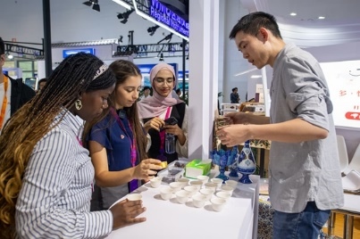 觀眾正在品嘗伊朗的藏紅花茶。人民網(wǎng)記者 翁奇羽攝