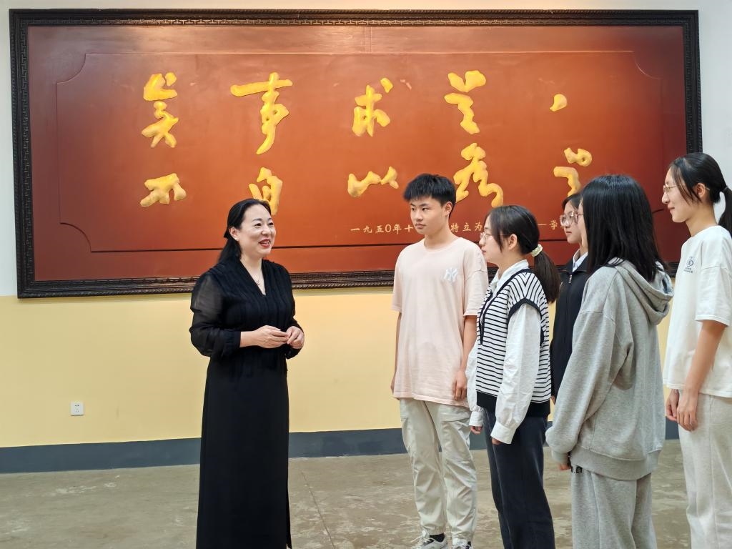 湖南第一師范學(xué)院思政課教師正在為學(xué)生講述紅色校史。（受訪者供圖）