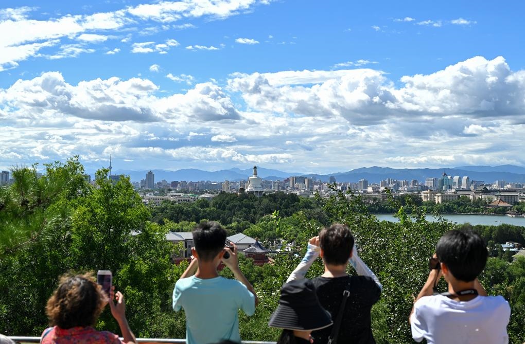 2024年8月12日北京天氣晴好，游客從景山上拍攝遠(yuǎn)處的北海公園。新華社記者李鑫 攝