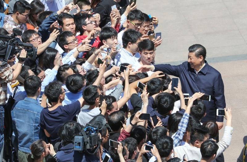 2018年5月2日，習(xí)近平總書記來到北京大學(xué)考察。這是總書記離開學(xué)校時(shí)同道路兩旁師生親切握手。