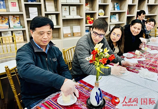 前來參加活動的利馬居民共同制作冰皮月餅。人民網(wǎng)記者 宋亦然攝