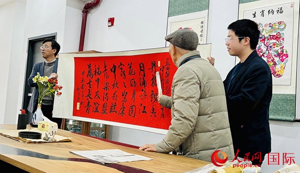 旅秘書法家向現(xiàn)場觀眾展示書法作品。人民網(wǎng)記者 宋亦然攝