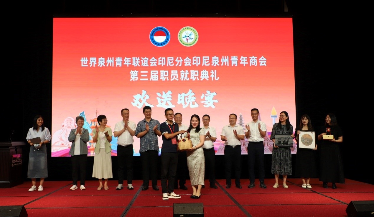 工藝大師們向阿拉扎大學(xué)孔子學(xué)院捐贈(zèng)手工藝術(shù)品。阿拉扎大學(xué)孔子學(xué)院供圖
