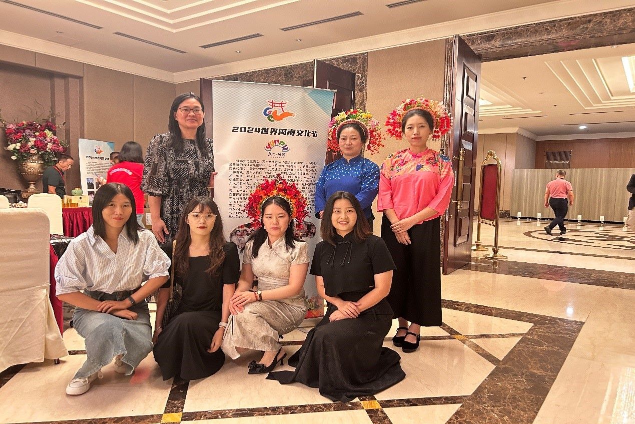 阿拉扎大學(xué)孔子學(xué)院老師和簪花圍傳承人合影。阿拉扎大學(xué)孔子學(xué)院供圖