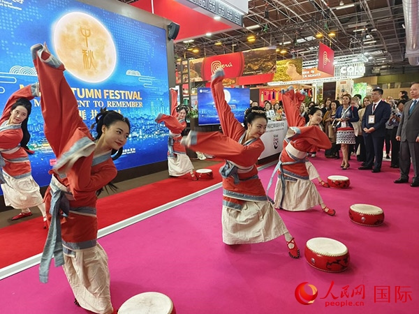 “你好！中國”展臺(tái)開幕式上的中國傳統(tǒng)舞蹈表演。人民網(wǎng)記者 尚凱元攝