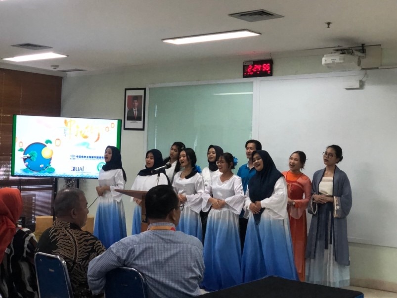 阿拉扎大學中文系學生演唱中文歌曲?；顒又鬓k方供圖