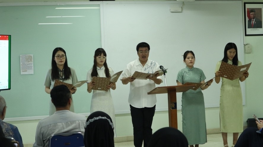 阿拉扎大學孔子學院志愿者教師表演詩朗誦?；顒又鬓k方供圖
