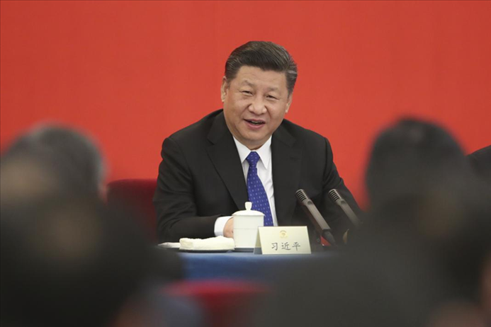 2018年3月4日下午，中共中央總書記、國家主席、中央軍委主席習(xí)近平看望參加全國政協(xié)十三屆一次會議的民盟、致公黨、無黨派人士、僑聯(lián)界委員，并參加聯(lián)組會，聽取意見和建議。 新華社發(fā)（盛佳鵬 攝）