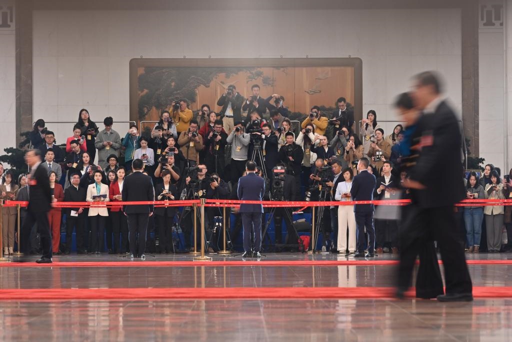 2024年3月10日，全國政協(xié)十四屆二次會議第三場“委員通道”集體采訪活動在北京人民大會堂舉行。新華社記者 宋為偉 攝