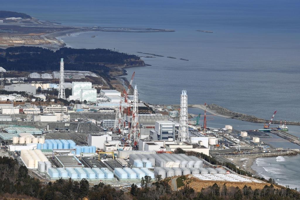 這是2021年1月8日拍攝的日本福島第一核電站和核污水儲(chǔ)水罐。（新華社/共同社）